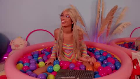 Snapshot of lia_girl2 chatting on March 7, 3:51 am Lia online show from March 7, 3:51 am