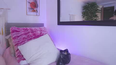 Snapshot of lia_mackenzie chatting on June 3, 1:36 pm liaa online show from June 3, 1:36 pm