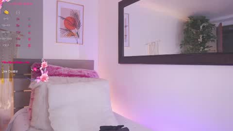 Snapshot of lia_mackenzie chatting on July 2, 1:17 pm liaa online show from July 2, 1:17 pm