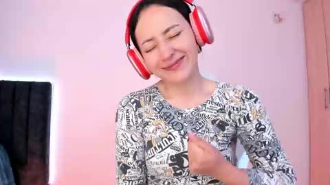 Little Queen Lia  online show from January 18, 11:55 pm