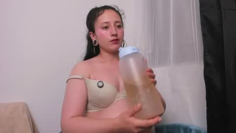 Snapshot of lia_queen610 chatting on June 8, 1:28 am Little Queen Lia online show from June 8, 1:28 am