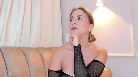 Snapshot of lia_walton__ chatting on February 7, 12:09 pm liz walton online show from February 7, 12:09 pm