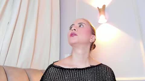 Snapshot of lia_walton__ chatting on February 25, 12:04 pm liz walton online show from February 25, 12:04 pm