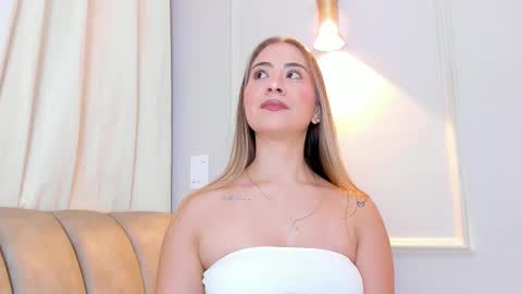 Snapshot of lia_walton__ chatting on March 17, 12:30 pm liz walton online show from March 17, 12:30 pm