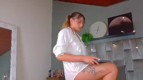 L I A   online show from July 7, 3:09 am