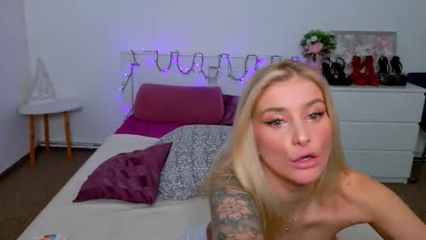 Snapshot of liabeninix chatting on February 6, 10:29 am Lia online show from February 6, 10:29 am