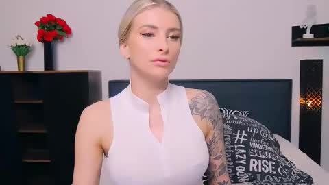 Snapshot of liabeninix chatting on February 16, 9:27 am Lia online show from February 16, 9:27 am