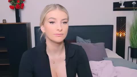 Snapshot of liabeninix chatting on February 23, 1:30 pm Lia online show from February 23, 1:30 pm