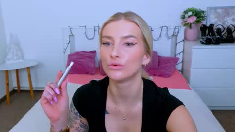 Snapshot of liabeninix chatting on March 16, 12:31 pm Lia online show from March 16, 12:31 pm