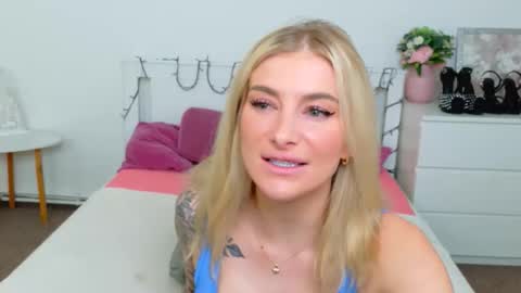 Snapshot of liabeninix chatting on March 20, 11:59 am Lia online show from March 20, 11:59 am