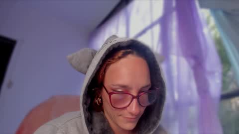 Snapshot of liahilton_ chatting on December 11, 11:41 am lh6 9c online show from December 11, 11:41 am