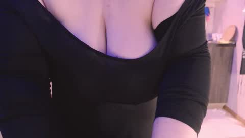 Snapshot of liahsofty chatting on January 7, 5:09 pm miss Lia colection for travel online show from January 7, 5:09 pm