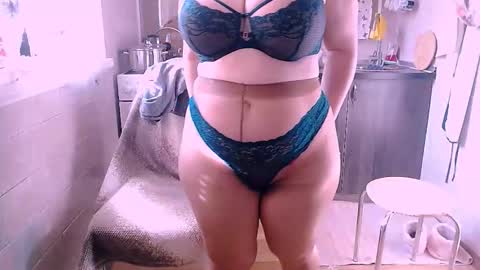 Snapshot of liahsofty chatting on October 26, 10:21 am miss Lia colection for travel online show from October 26, 10:21 am