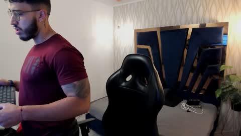 LIAM KLEIN online show from December 3, 11:19 am