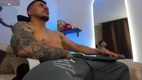 Snapshot of liamreigns_ chatting on July 7, 7:23 am liam online show from July 7, 7:23 am