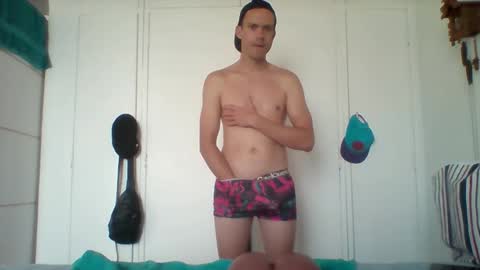 Snapshot of liamrosezn chatting on April 12, 6:18 am LiamRose online show from April 12, 6:18 am