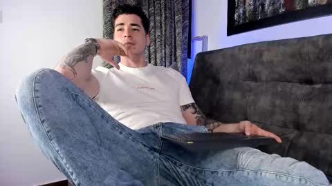 Snapshot of liamwyatt_ chatting on February 12, 5:02 am liamwyatt_ online show from February 12, 5:02 am