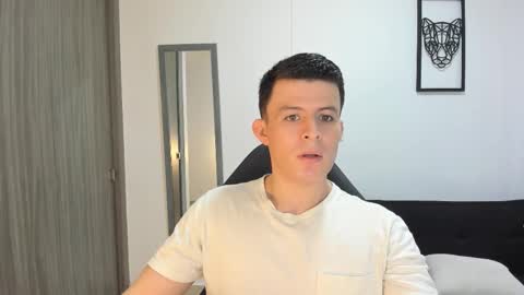 Snapshot of lian_eathan chatting on October 18, 9:37 pm lian_eathan online show from October 18, 9:37 pm