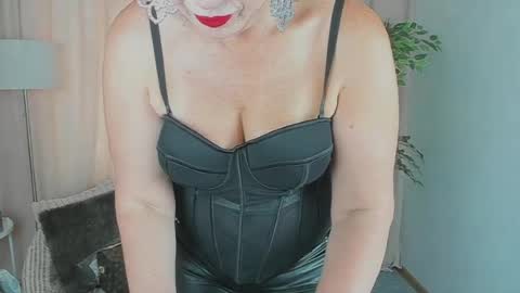 Snapshot of liana_bloom chatting on June 14, 7:32 am Liana online show from June 14, 7:32 am