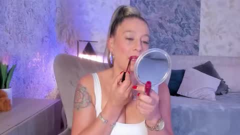 Snapshot of liannaa_ chatting on November 19, 7:47 pm Lian online show from November 19, 7:47 pm