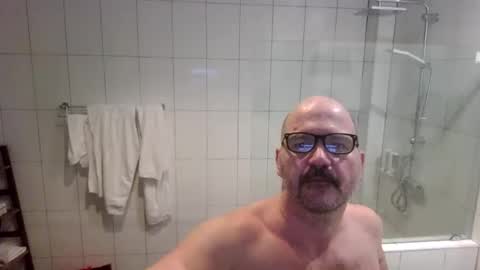 Snapshot of libertarians1972 chatting on October 15, 8:14 am Cockcentric online show from October 15, 8:14 am