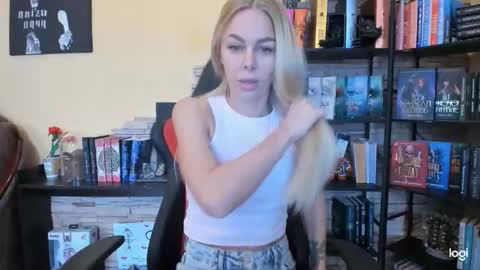 Snapshot of library_girl chatting on December 1, 8:52 am Anna online show from December 1, 8:52 am