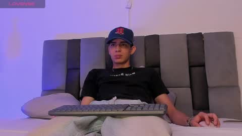 Snapshot of light_eyes_ chatting on June 20, 6:11 pm Jhonatan online show from June 20, 6:11 pm