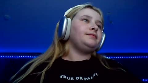 light_lunaa online show from August 7, 4:09 pm
