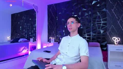 L I I A M online show from September 12, 9:59 pm