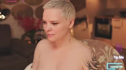 likaaberry online show from November 3, 4:03 am