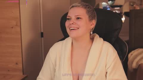 likaaberry online show from December 5, 1:31 pm