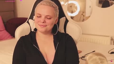 likaaberry online show from March 5, 12:56 pm