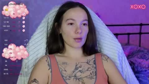 Snapshot of lil_luna_x chatting on October 24, 12:56 pm little moon online show from October 24, 12:56 pm