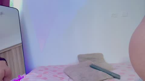 Snapshot of lil_swaay chatting on May 23, 9:52 pm Lola online show from May 23, 9:52 pm