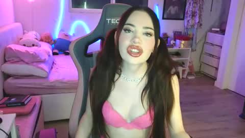 Snapshot of lilbina chatting on December 15, 5:23 am lilbina online show from December 15, 5:23 am