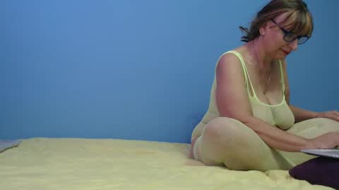 Snapshot of lilhy_mcfly chatting on December 19, 6:45 pm lilieth online show from December 19, 6:45 pm