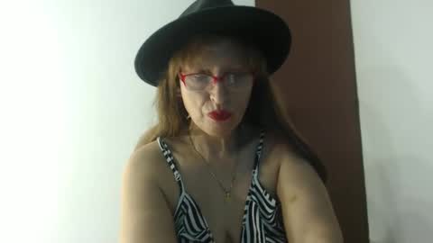 Snapshot of lilhy_mcfly chatting on November 7, 6:08 pm lilieth online show from November 7, 6:08 pm