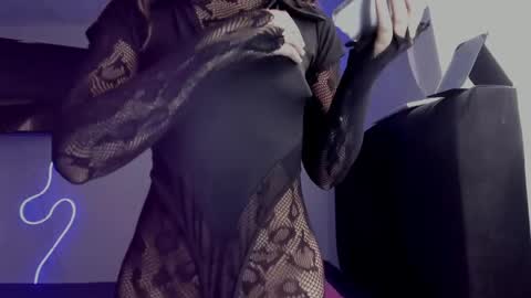 Snapshot of lili_evanss chatting on May 25, 5:52 pm lili_evanss online show from May 25, 5:52 pm
