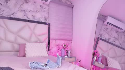 Snapshot of lili_jhonson chatting on May 10, 11:59 am Lily online show from May 10, 11:59 am