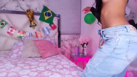 Snapshot of lili_jhonson chatting on June 20, 11:57 am Lily online show from June 20, 11:57 am