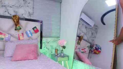 Snapshot of lili_jhonson chatting on June 21, 11:57 am Lily online show from June 21, 11:57 am