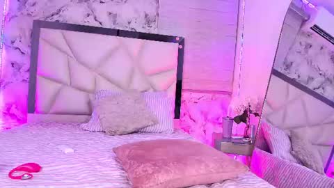 Snapshot of lili_jhonson chatting on July 14, 12:00 pm Lily online show from July 14, 12:00 pm