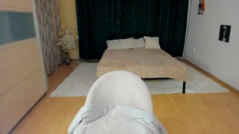 Snapshot of lilia_moons chatting on April 22, 3:02 pm Lilia online show from April 22, 3:02 pm