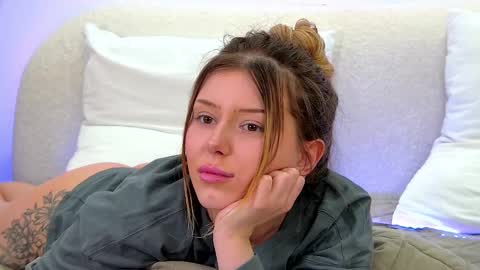 Mia online show from February 22, 1:24 pm