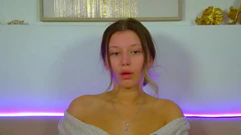 Mia online show from September 12, 6:24 am