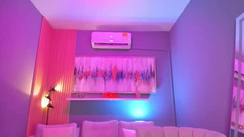 holis soy lily chang no olvides el pulgar arriba es muy importante para mi 3 independent model online show from January 9, 7:37 pm