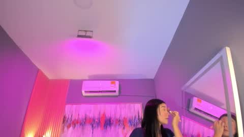 holis soy lily chang no olvides el pulgar arriba es muy importante para mi 3 independent model online show from February 24, 7:45 pm