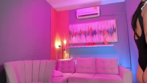 holis soy lily chang no olvides el pulgar arriba es muy importante para mi 3 independent model online show from March 3, 8:04 pm