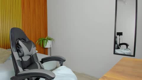 L I L I online show from November 7, 2:11 am