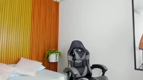 L I L I online show from December 2, 2:17 am